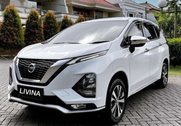 White Nissan Livina 